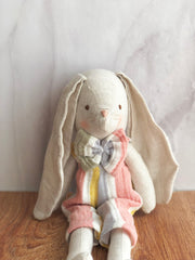 Coneja con vestido de rayas en tonos pasteles