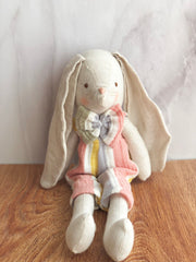 Conejo con overall de rayas en tonos pasteles