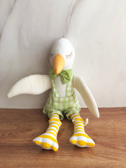 Patito de tela con overall de cuadros verdes