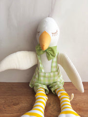 Patito de tela con overall de cuadros verdes