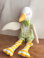Patito de tela con overall de cuadros verdes
