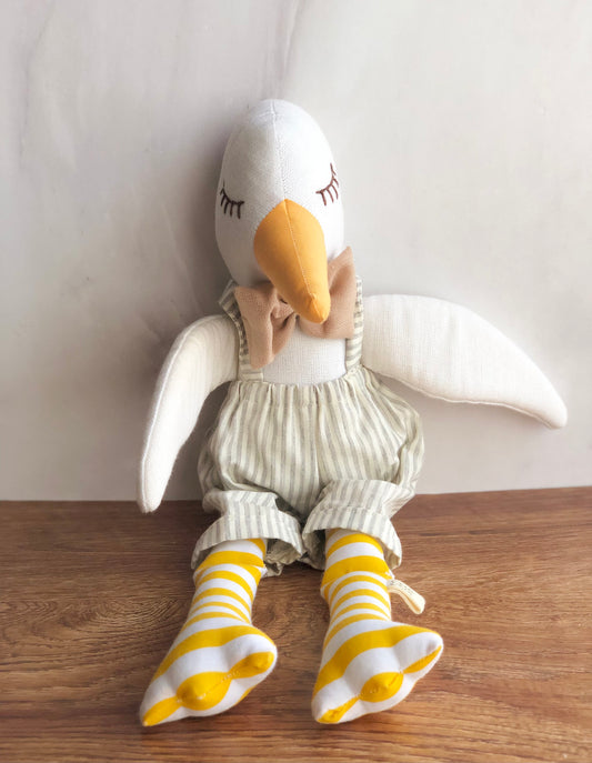 Patito grande de tela con overall de lineas grises y moño café