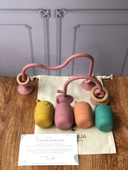 Juguete de silicón con aros de madera y succión (Varios colores)