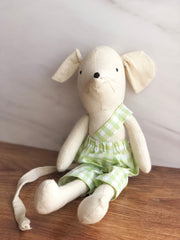 Ratoncito de tela con overall de cuadros verde