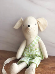 Ratoncito de tela con overall de cuadros verde