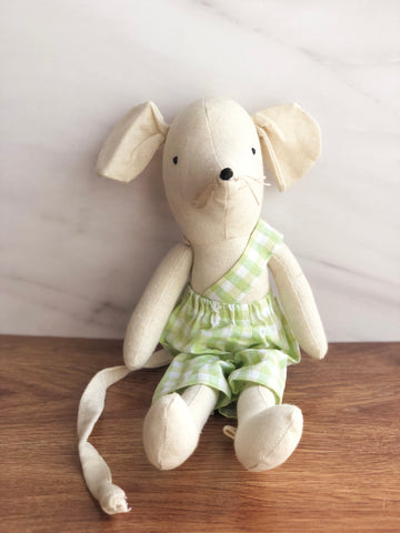 Ratoncito de tela con overall de cuadros verde