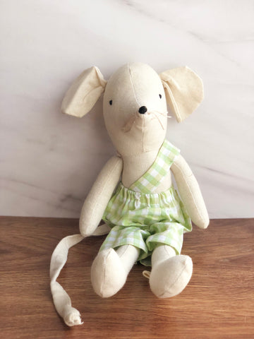 Ratoncito de tela con overall de cuadros verde