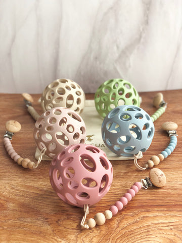 Gift bag mordedera de pelotita+ portachupon ( varios colores)