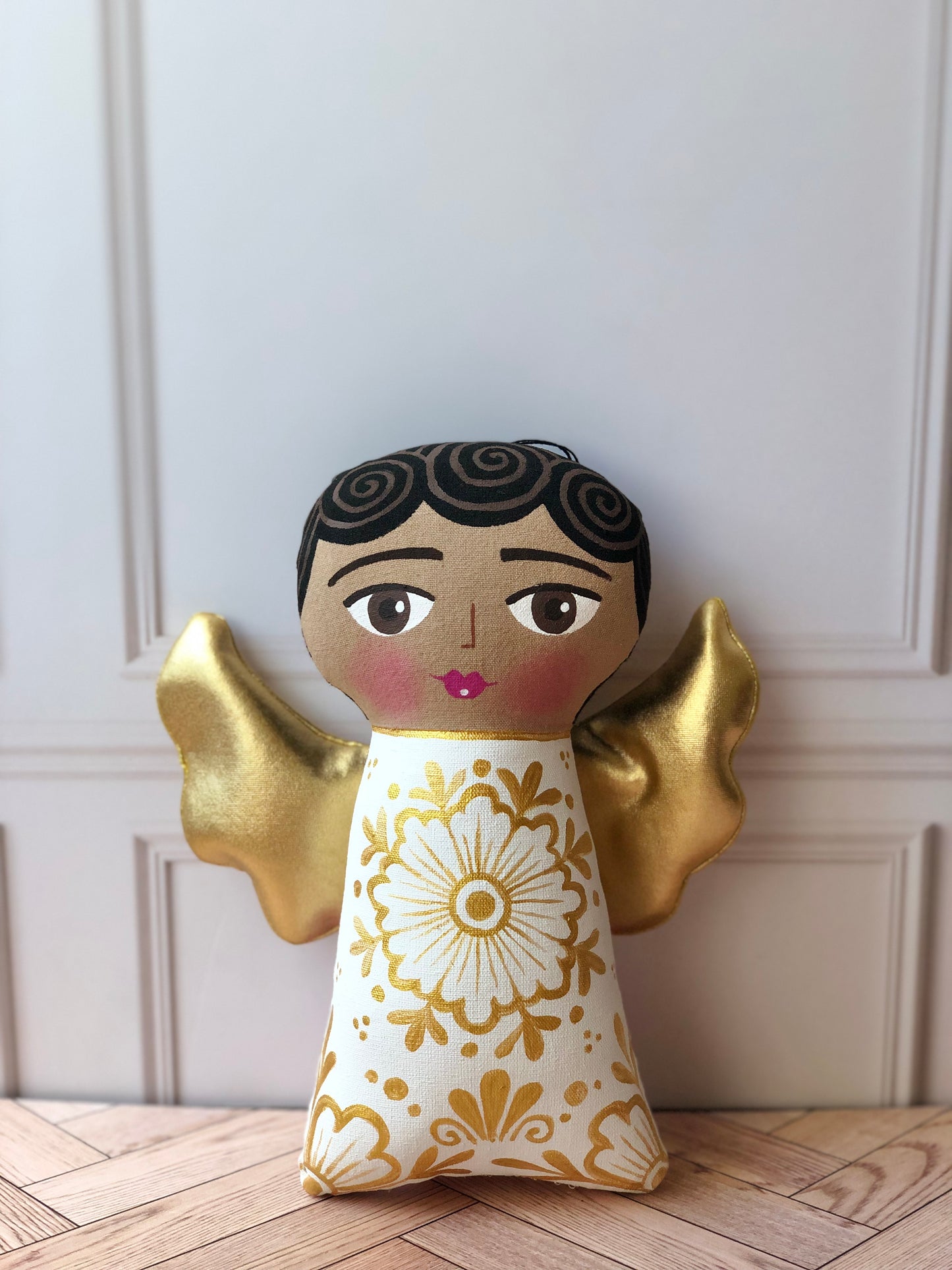 Ángel pintada y bordada a mano