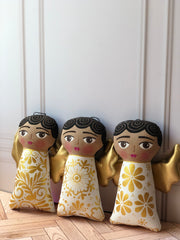 Ángel pintada y bordada a mano