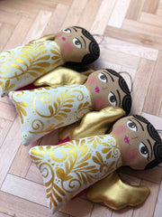 Ángel pintada y bordada a mano