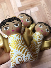 Ángel pintada y bordada a mano