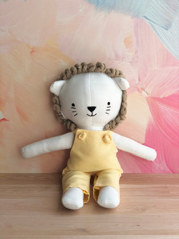 Leoncito de tela con overall amarillo