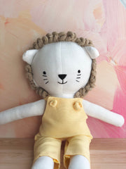Leoncito de tela con overall amarillo
