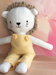 Leoncito de tela con overall amarillo