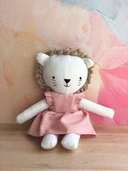 Leoncita de tela con vestido rosa