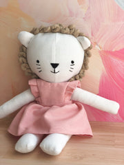Leoncita de tela con vestido rosa