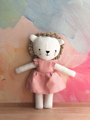 Leoncita de tela con vestido rosa