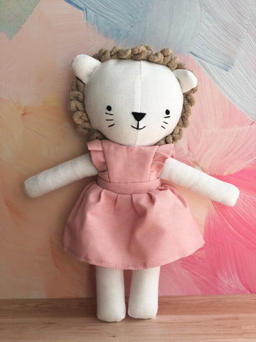Leoncita de tela con vestido rosa