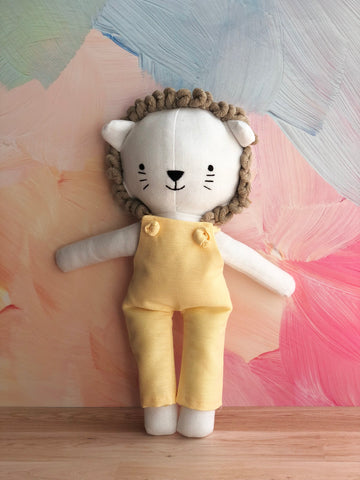 Leoncito de tela con overall amarillo