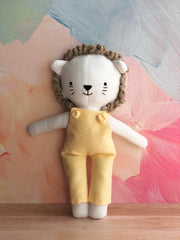 Leoncito de tela con overall amarillo