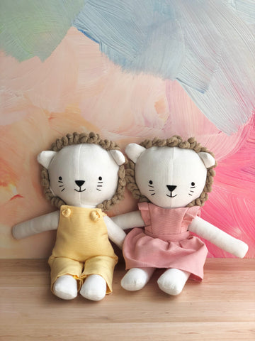 Leoncita de tela con vestido rosa