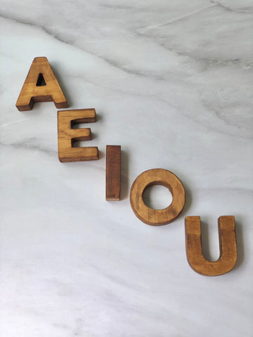 Vocales de madera oscura (7cm)