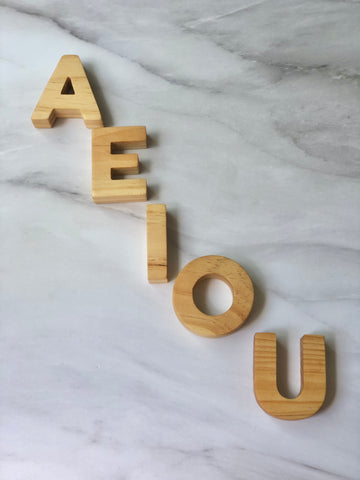 Vocales de madera clara (7cm)