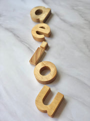 Vocales de madera clara (5cm)