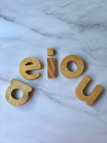Vocales de madera clara (7cm)