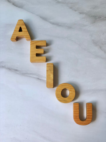 Vocales de madera clara (5cm)