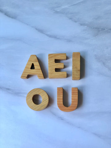 Vocales de madera clara (5cm)