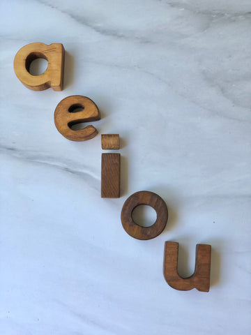 Vocales de madera oscura  (5cm)