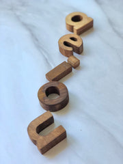 Vocales de madera oscura  (5cm)