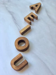 Vocales de madera oscura  (5cm)