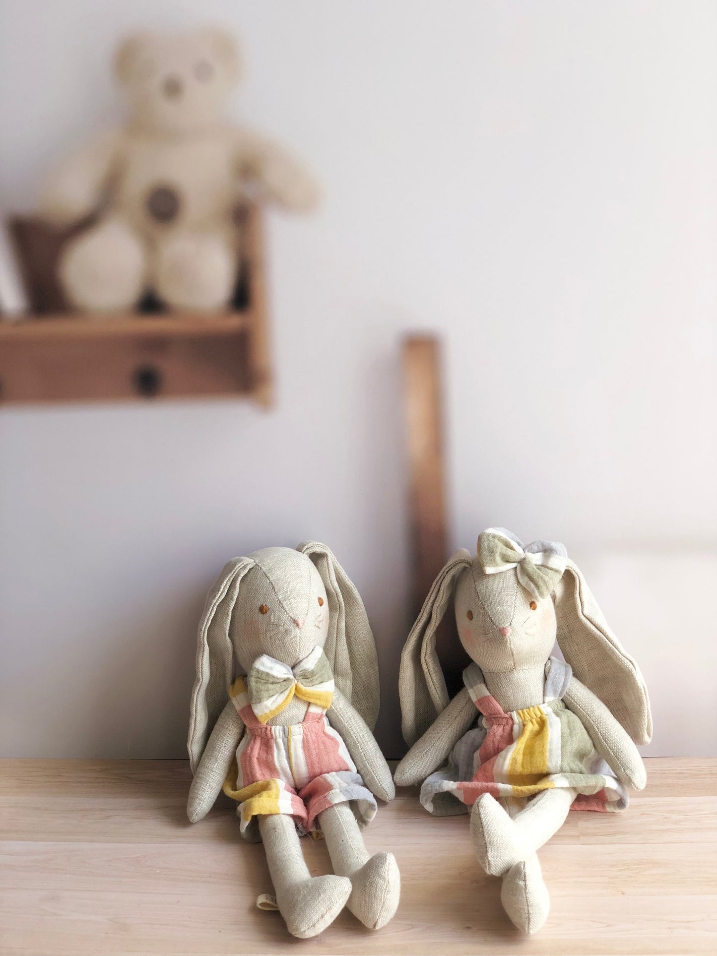 Coneja con vestido de rayas en tonos pasteles