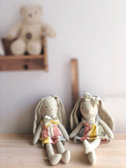 Coneja con vestido de rayas en tonos pasteles