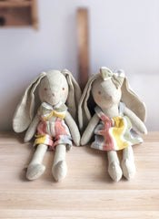 Coneja con vestido de rayas en tonos pasteles