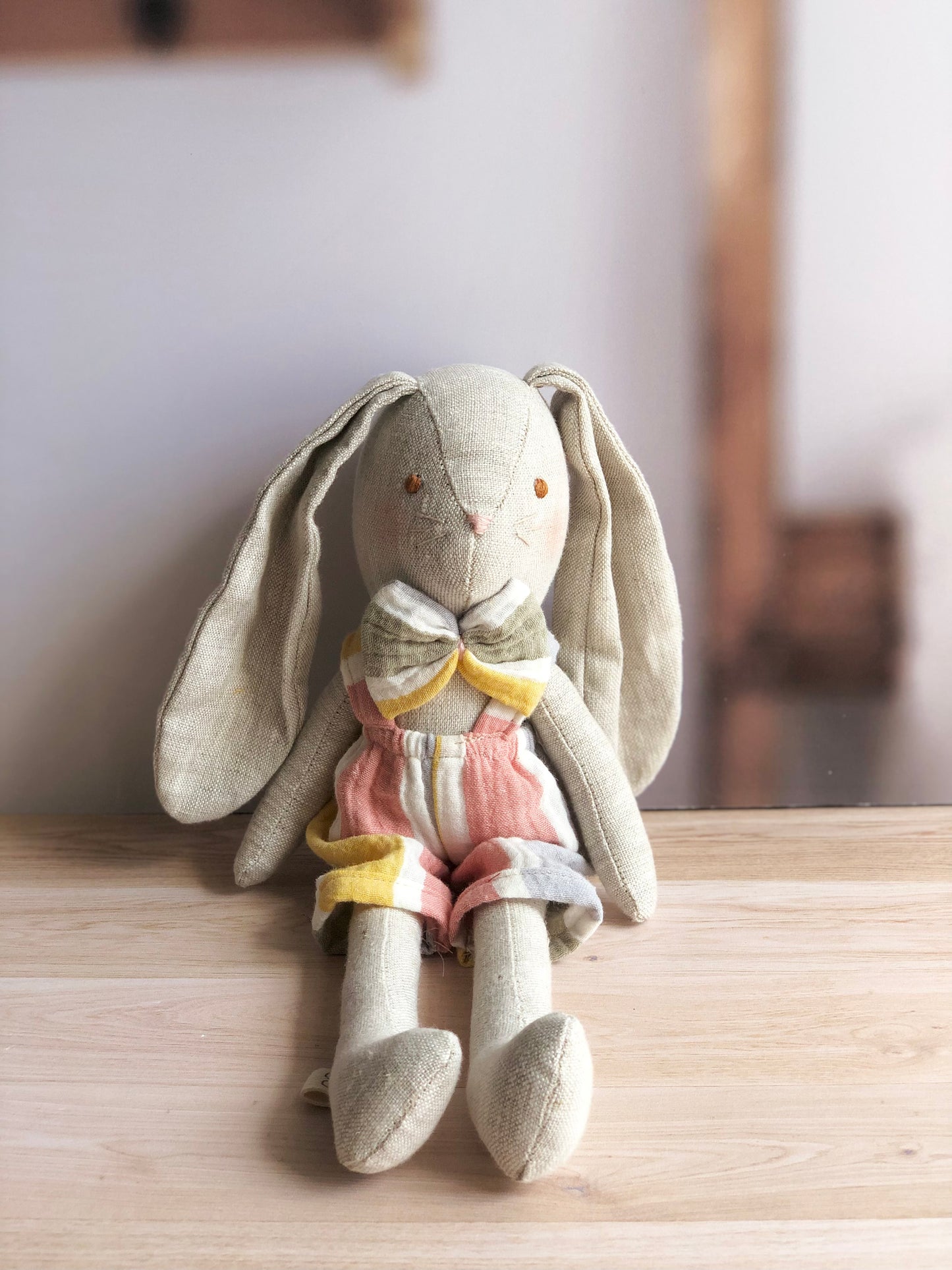 Conejo con overall de rayas en tonos pasteles