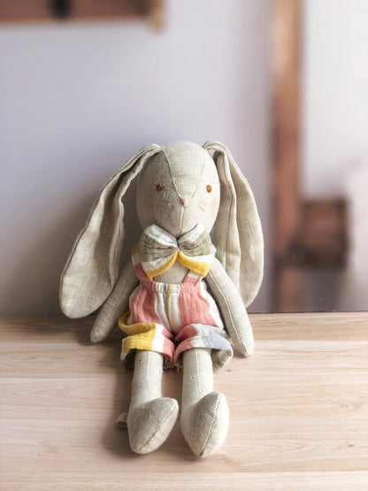 Conejo con overall de rayas en tonos pasteles