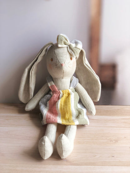 Coneja con vestido de rayas en tonos pasteles