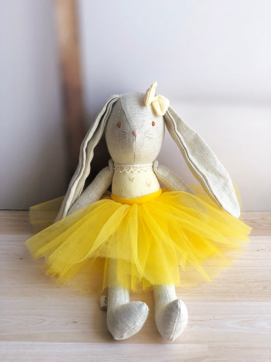 Coneja con tutú amarillo