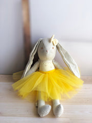 Coneja con tutú amarillo