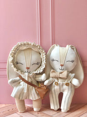 Conejo con overall de rayas en tonos nuestros (Colección pascua edición limitada)