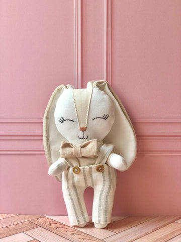 Conejo con overall de rayas en tonos nuestros (Colección pascua edición limitada)