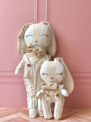 Conejo con overall de rayas en tonos nuestros (Colección pascua edición limitada)