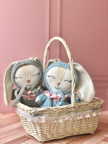Coneja con set floral crochet celeste  (Colección pascua edición limitada)