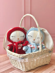 Coneja con set floral crochet celeste  (Colección pascua edición limitada)