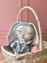 Coneja con set floral crochet celeste  (Colección pascua edición limitada)