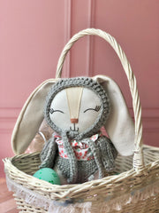 Coneja con set floral crochet gris (Colección pascua edición limitada)